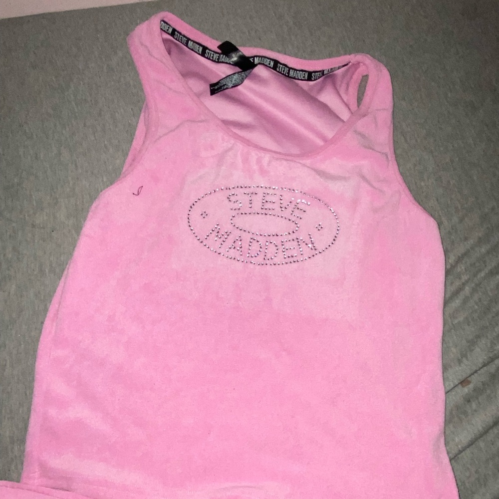 Size MEDIUM!!! This is a Steve Madden shirt and shorts